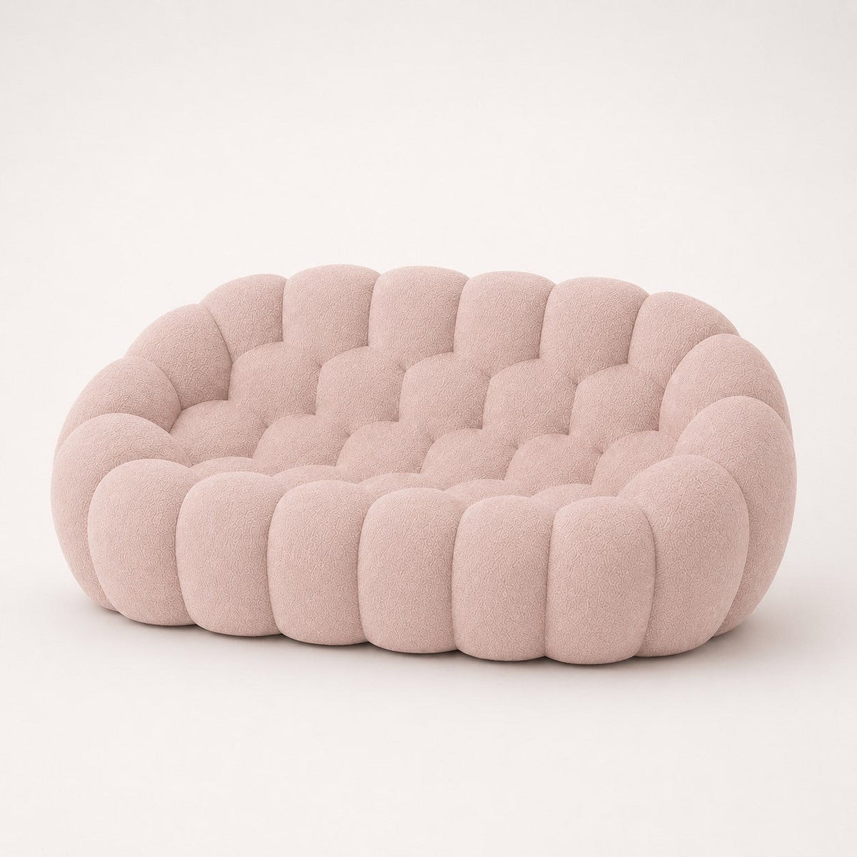 Canapé Rousseau 2-3 places en maille bouclette Rose poudré, vu de profil sur fond studio — Orbe Paris