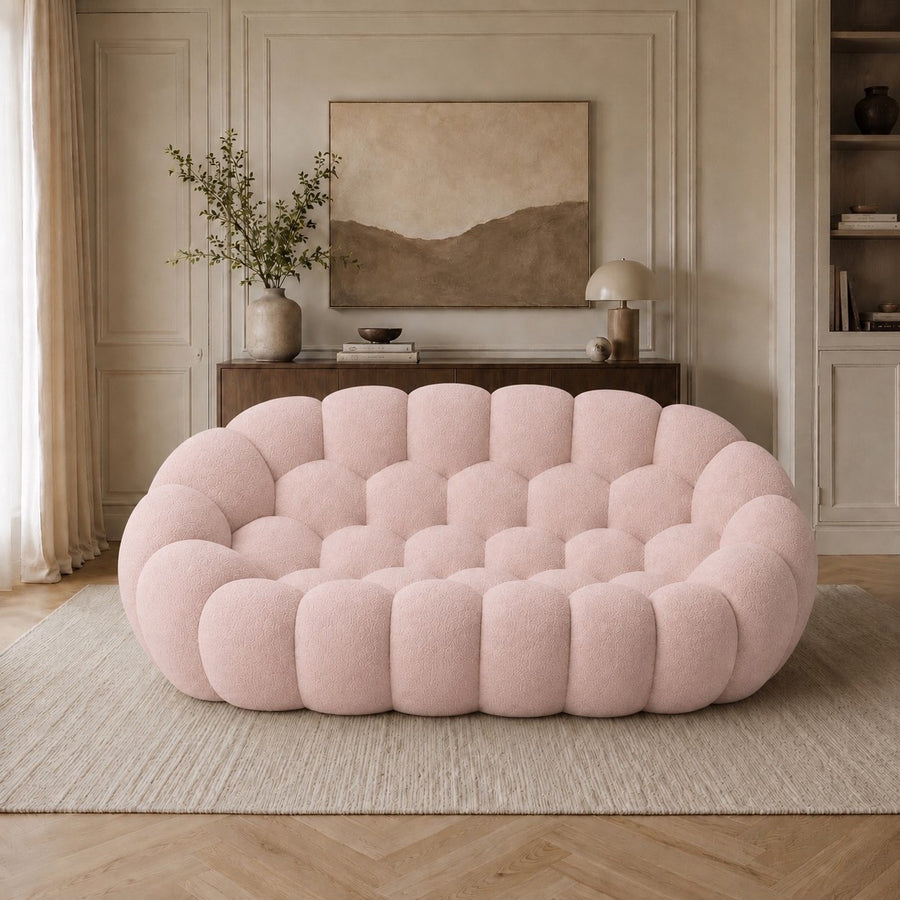Canapé Rousseau 2-3 places en maille bouclette Rose poudré, mis en scène dans un salon — Orbe Paris