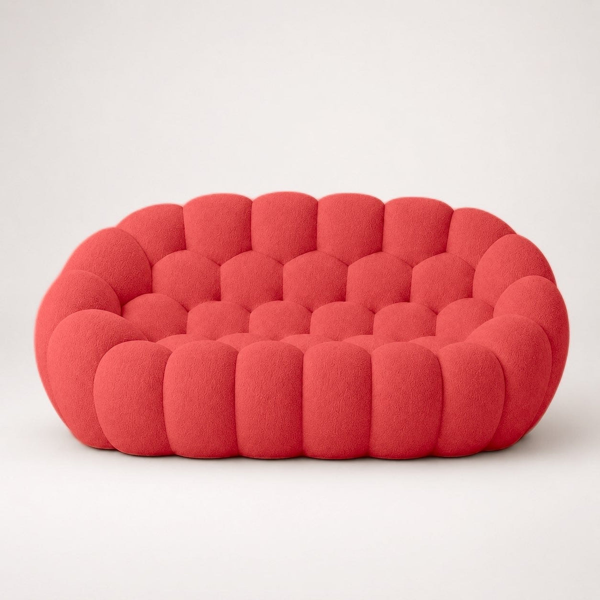 Canapé Rousseau 2-3 places en maille bouclette Rouge corail, vu de face sur fond studio — Orbe Paris