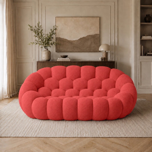 Canapé Rousseau 2-3 places en maille bouclette Rouge corail, mis en scène dans un salon — Orbe Paris