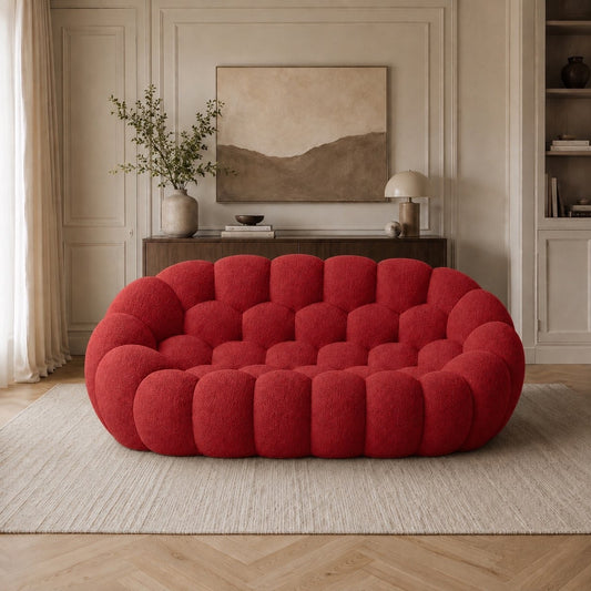 Canapé Rousseau 2-3 places en maille bouclette Rouge profond, mis en scène dans un salon — Orbe Paris