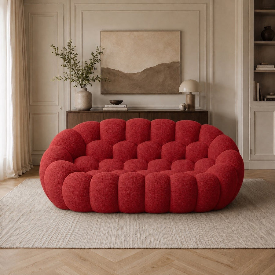 Canapé compact Rousseau — Rouge profond, mis en scène dans un salon — Orbe Paris