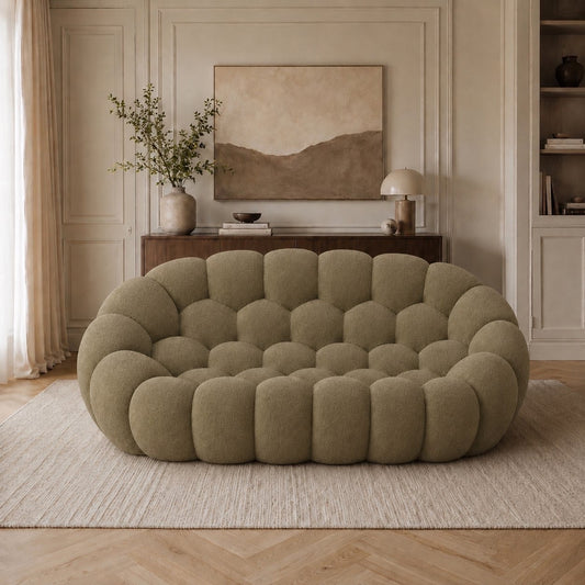 Canapé Rousseau 2-3 places en maille bouclette Vert sauge, mis en scène dans un salon — Orbe Paris