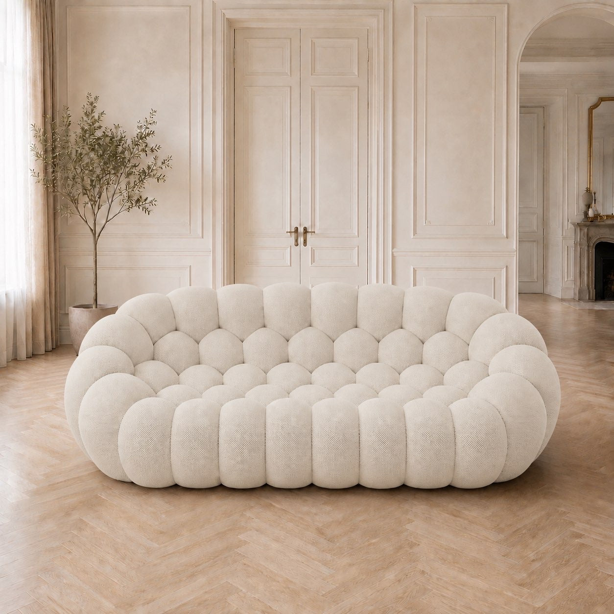 Canapé Rousseau 3-4 places en tissu 3D Blanc cassé, mis en scène dans un salon — Orbe Paris