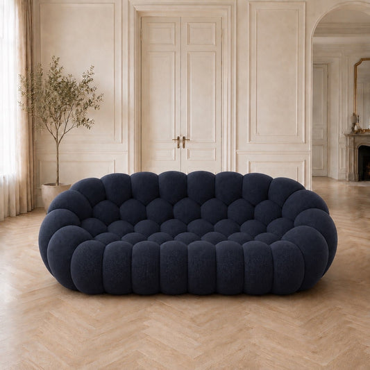 Canapé Rousseau 3-4 places en tissu 3D Bleu marine, mis en scène dans un salon — Orbe Paris