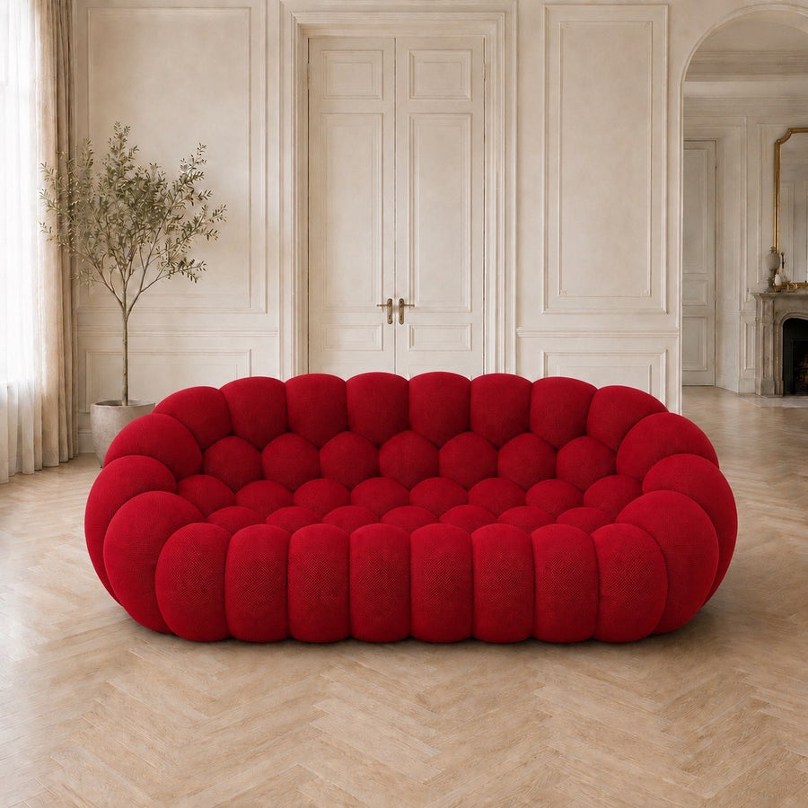 Canapé Rousseau 3-4 places en tissu 3D Rouge profond, mis en scène dans un salon — Orbe Paris