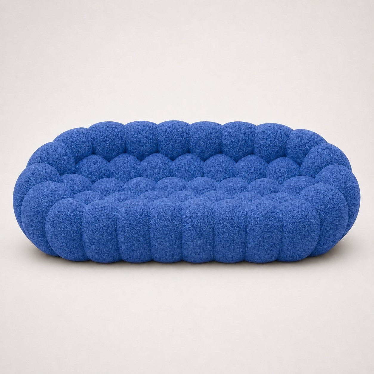 Canapé Rousseau 3-4 places en maille bouclette Bleu roi, vu de face sur fond studio — Orbe Paris