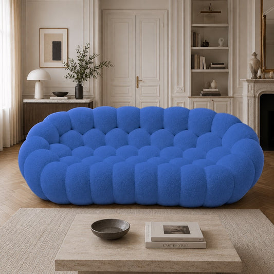 Canapé Rousseau 3-4 places en maille bouclette Bleu roi, mis en scène dans un salon — Orbe Paris