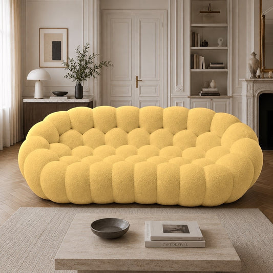 Canapé Rousseau 3-4 places en maille bouclette Jaune miel, mis en scène dans un salon — Orbe Paris