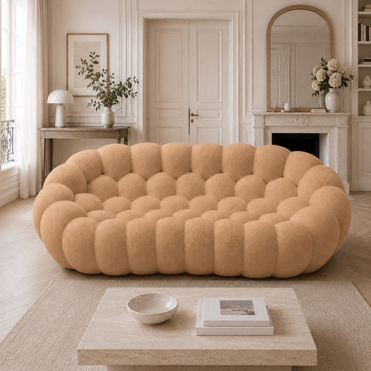 Canapé Rousseau 3-4 places en maille bouclette Camel, mis en scène dans un salon — Orbe Paris