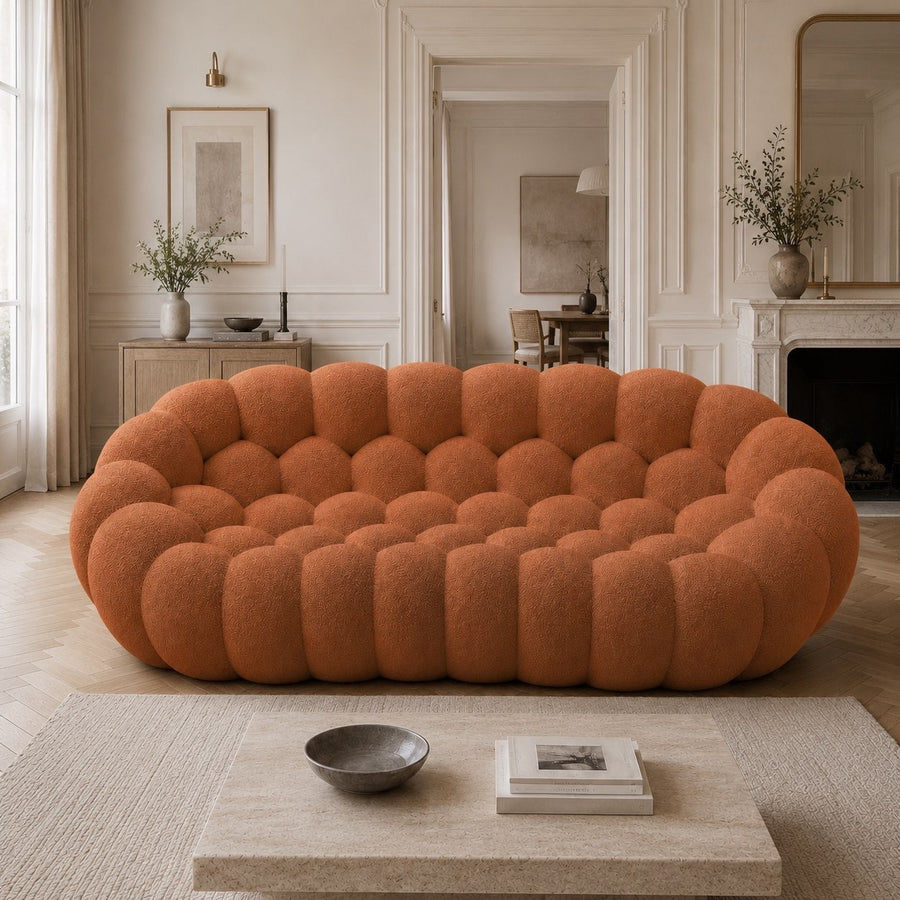 Canapé Rousseau 3-4 places en maille bouclette Terracotta, mis en scène dans un salon — Orbe Paris