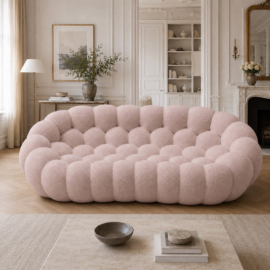 Canapé Rousseau 3-4 places en maille bouclette Rose poudré, mis en scène dans un salon — Orbe Paris