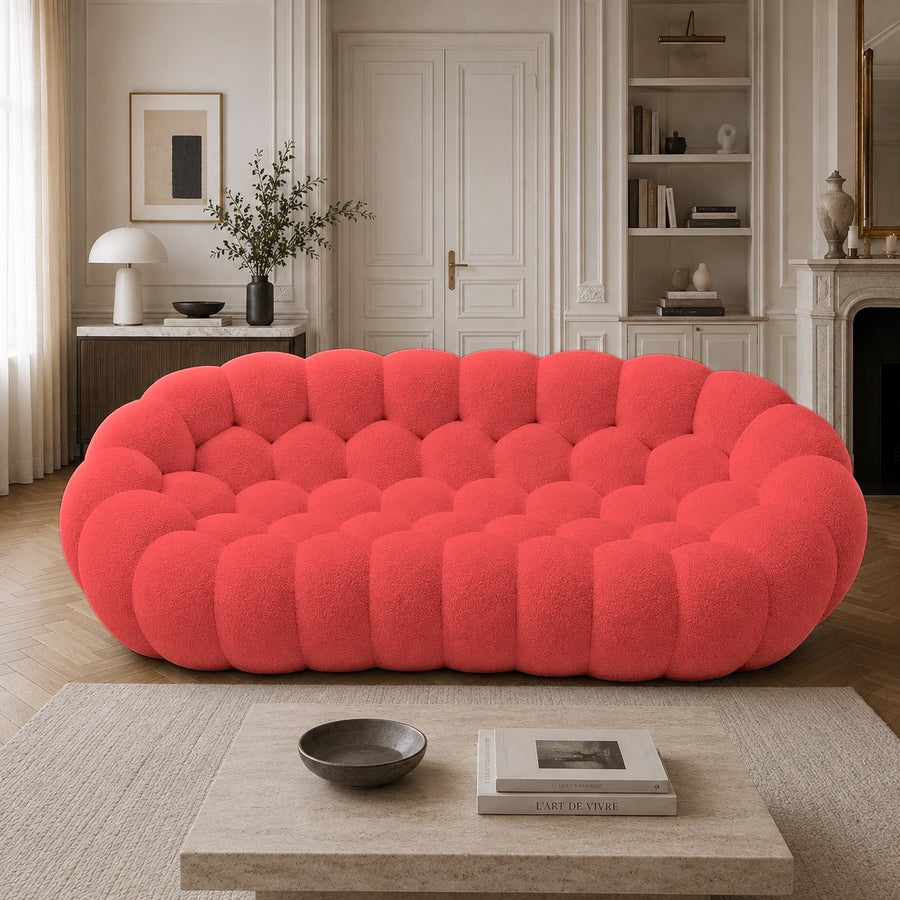 Canapé Rousseau 3-4 places en maille bouclette Rouge corail, mis en scène dans un salon — Orbe Paris
