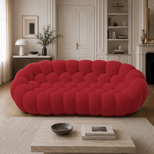 Canapé Rousseau 3-4 places en maille bouclette Rouge profond, mis en scène dans un salon — Orbe Paris