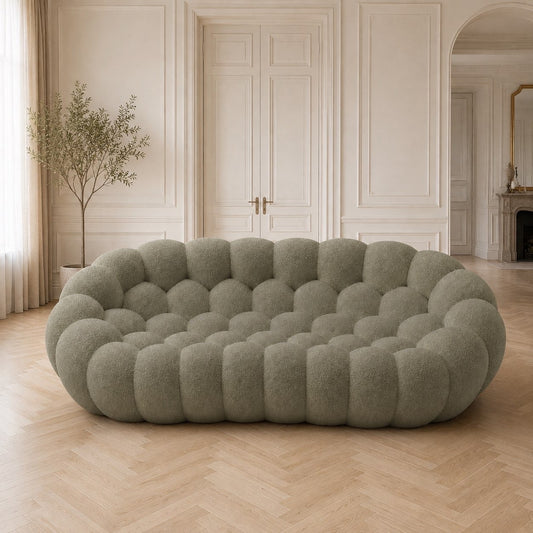 Canapé Rousseau 3-4 places en maille bouclette Vert sauge, mis en scène dans un salon — Orbe Paris