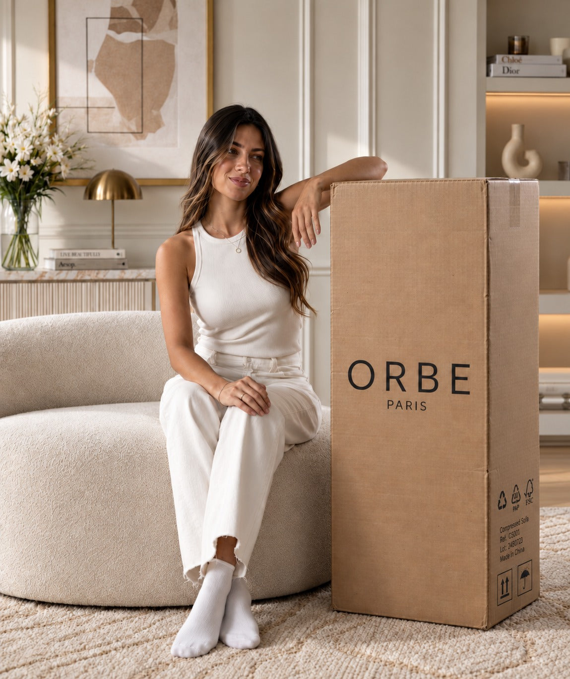 Colis Orbe Paris, carton kraft signé Orbe, livré dans un salon clair