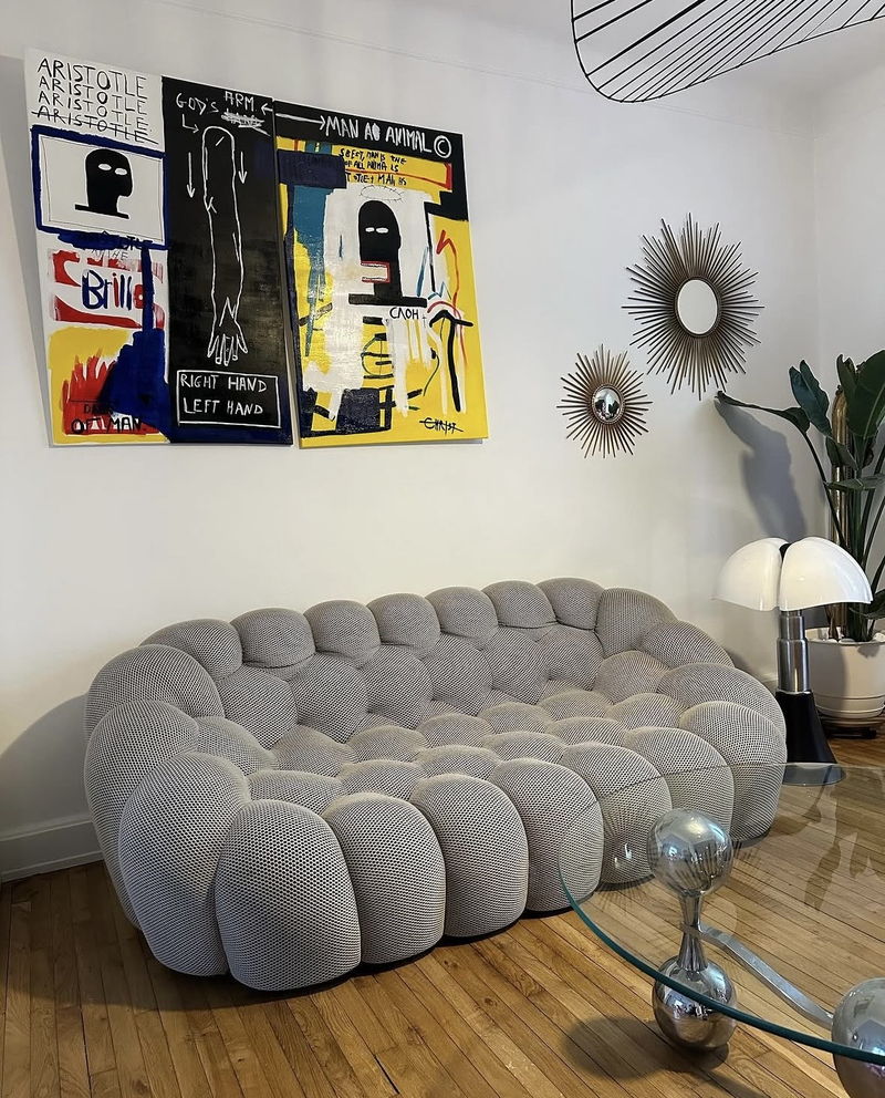 Canapé Rousseau gris clair dans un salon parisien au parquet ancien — Orbe Paris