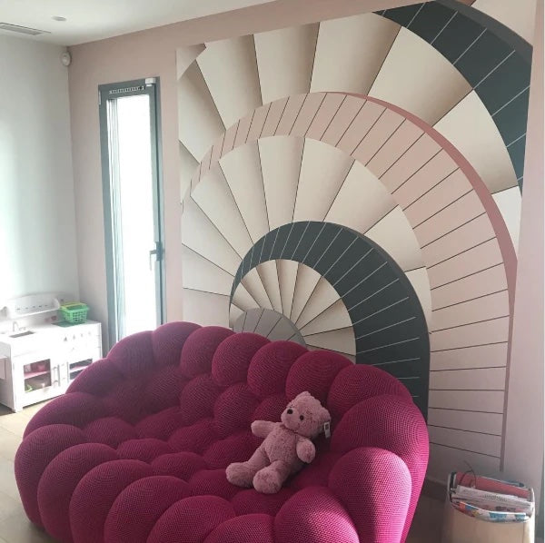 Canapé Rousseau fuchsia dans une chambre d'enfant — Orbe Paris