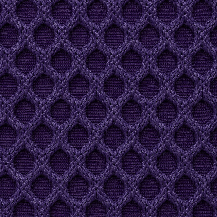 Gros plan du tissu technique Orbe Paris, teinte Violet foncé — relief alvéolé visible.